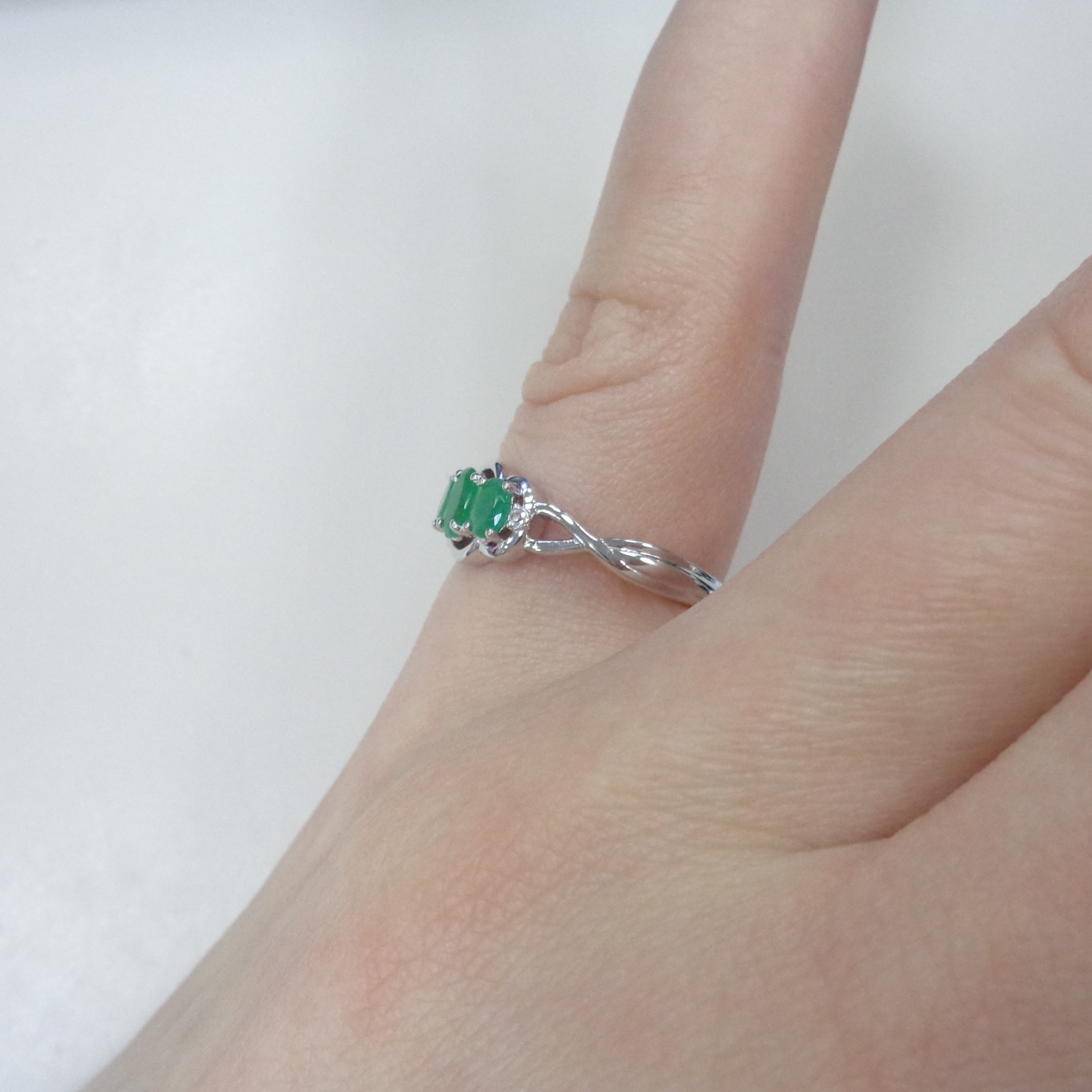 Серебряное кольцо с изумрудами